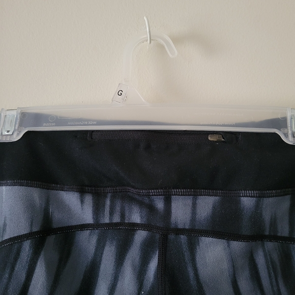 Nike Dri Fit Grey Absract Design Leggings - Picture 7 of 13